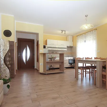 Mit Privatpool Fuer 6 Personen Ca 70 Qm In Pula, Istrien Istrische Riviera *