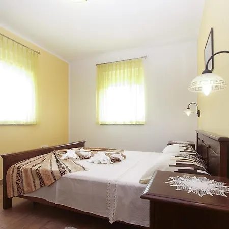 Mit Privatpool Fuer 6 Personen Ca 70 Qm In Pula, Istrien Istrische Riviera * Pula