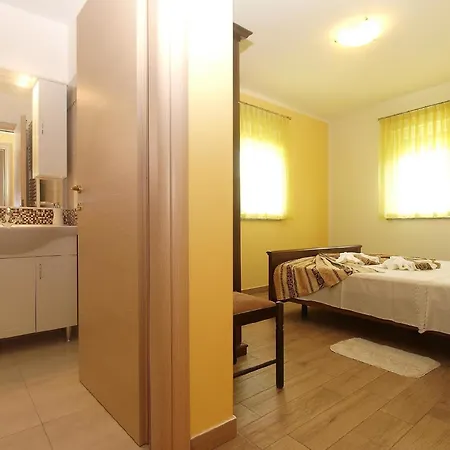 Mit Privatpool Fuer 6 Personen Ca 70 Qm In Pula, Istrien Istrische Riviera Feriehus *